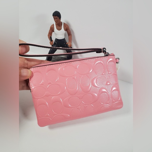 Coach Corner Zip Wristlet In Signature Leather With Heart Charm NWT - Picture 2 of 5